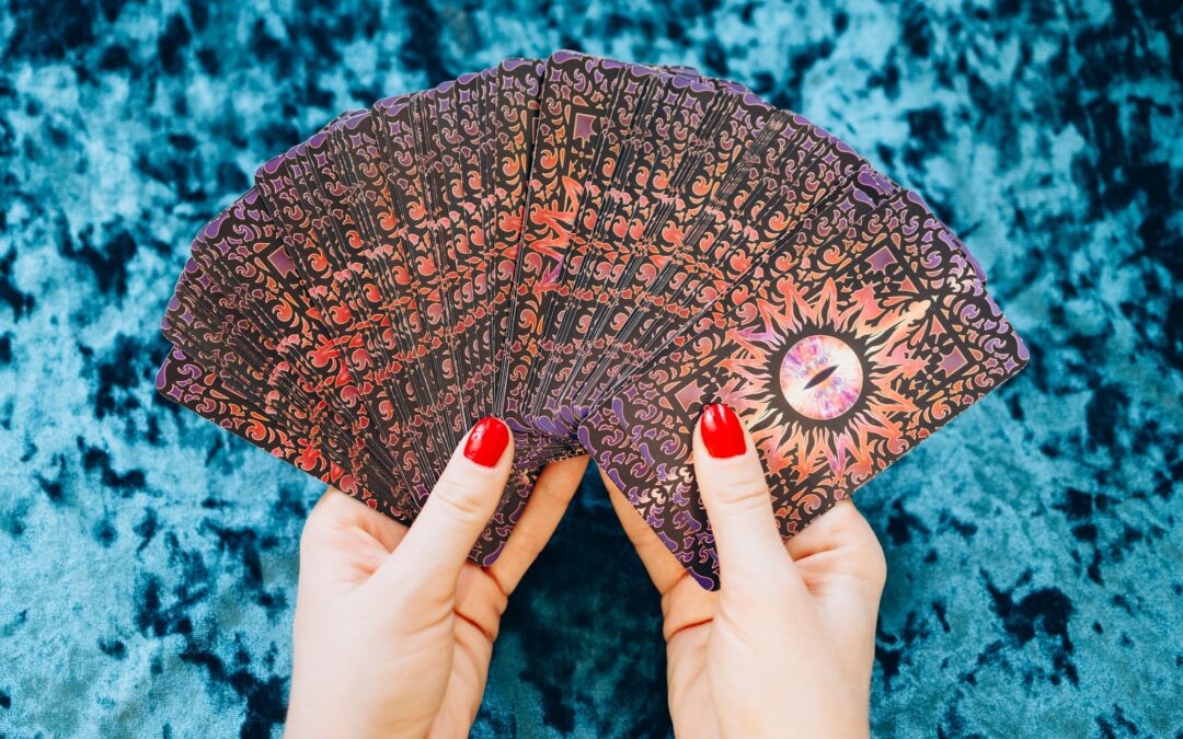 Les symbologies des cartes de tarot et les secrets de famille
