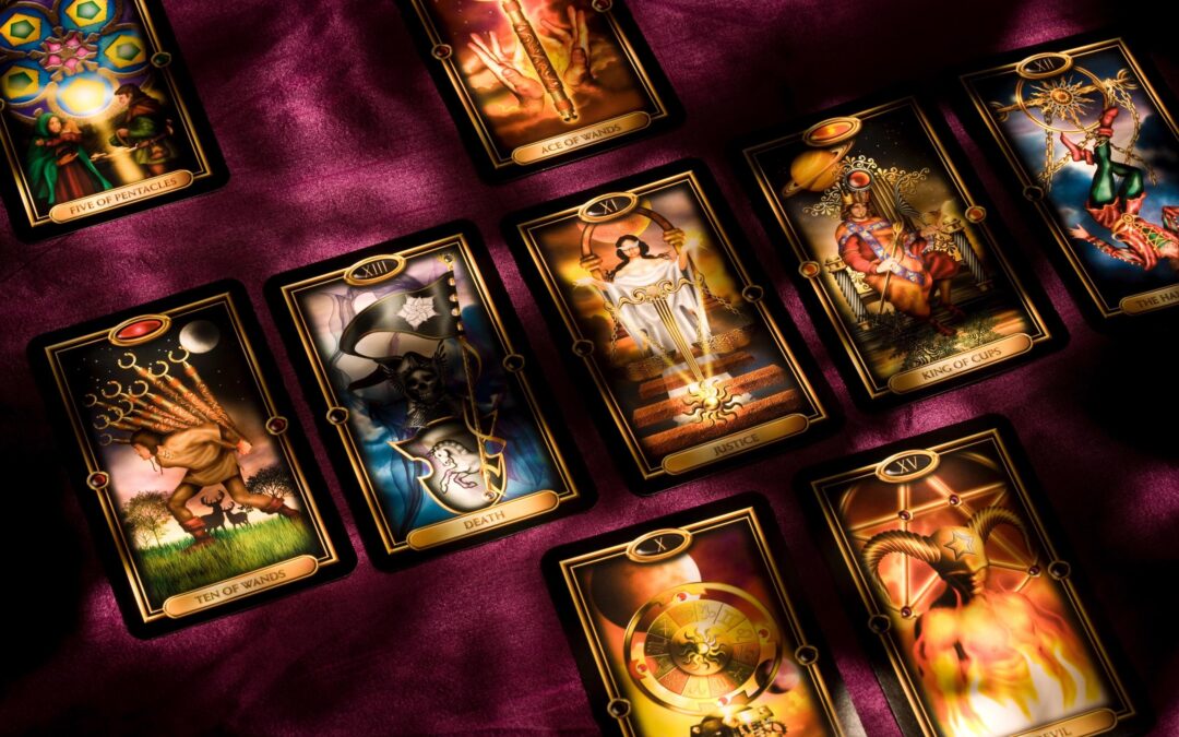 Les arcanes du tarot et les histoires familiales : une connexion intime