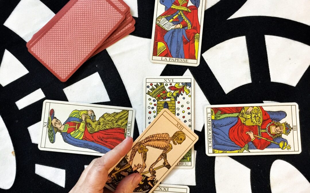 Les cycles de vie et le tarot : comprendre les étapes de la vie familiale