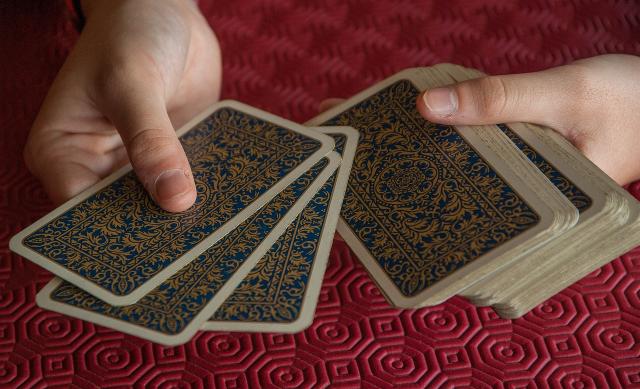 Les lames mineures du tarot et l’histoire familiale : les détails du quotidien